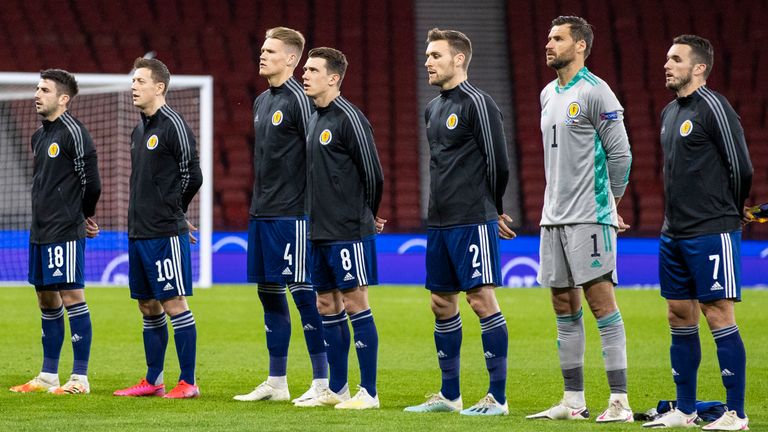 Glasgow, Escócia - 14 de outubro: os jogadores da Escócia se alinham durante uma partida da Liga das Nações entre a Escócia e a República Tcheca em Hampden Park, em 14 de outubro de 2020, em Glasgow, Escócia (foto de Craig Williamson / SNS Group)