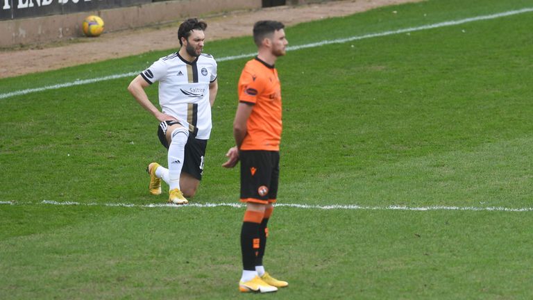 SNS - Dundee United Players choose to Stand against racism during the Scottish Premiership match against Aberdeen at Tannadice