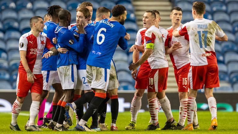 SNS - Rangers & # 39;  Conor Goldson (vlevo) a Glenn Camara vylučují něco, co Under Codela Slavia Prague řeklo v zápase Evropské ligy na Ibroxu.