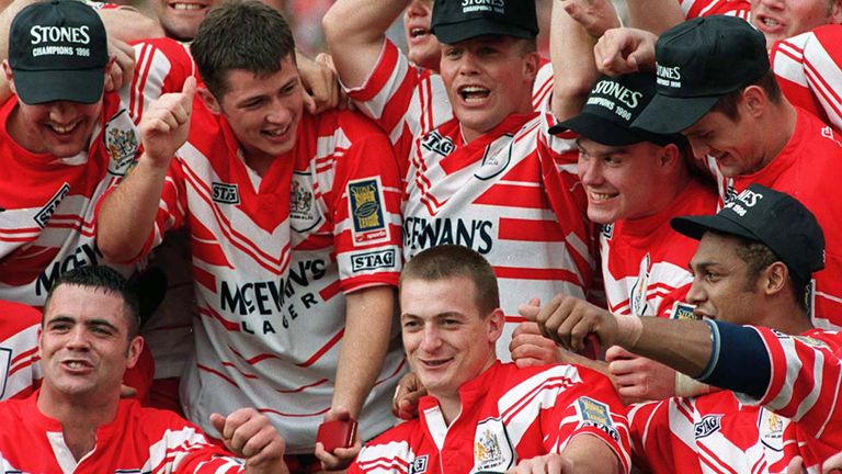 St Helens v Warrington - Super League I
St.Helens Captain Bobbie Goulding and his side with the Super League Trophy after their victory over Warrington today to clinch the title. Photo by John Giles/PA.