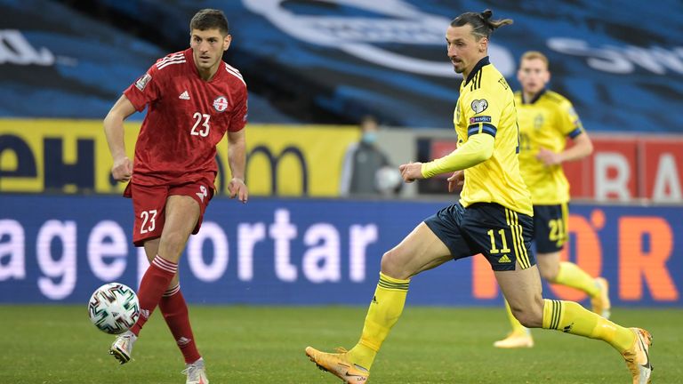 Zlatan Ibrahimovic persigue a Georgia Lasha Devaly