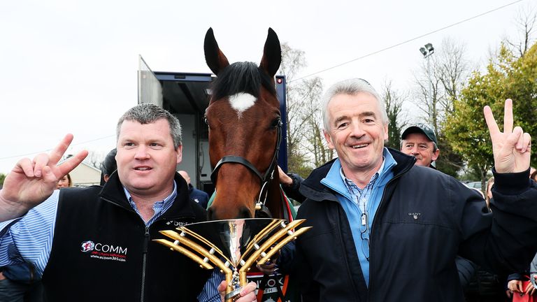 Tiger Roll avec l'entraîneur Gordon Elliott, à gauche, et le propriétaire Michael O'Leary