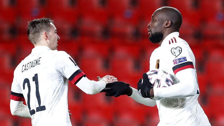 Romelu Lukaku, ekolayzırda gol attıktan sonra Timothy Castani ile kutlama yapıyor