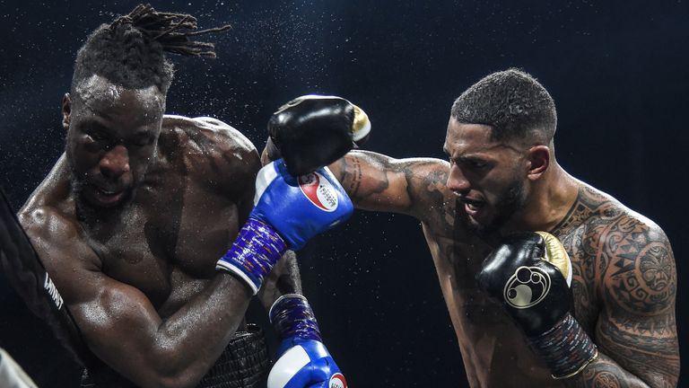 Tony Yoka conecta con un jab contra Joel Tambwe Djeko durante su pelea por el título de peso pesado de la Unión Europea EBU