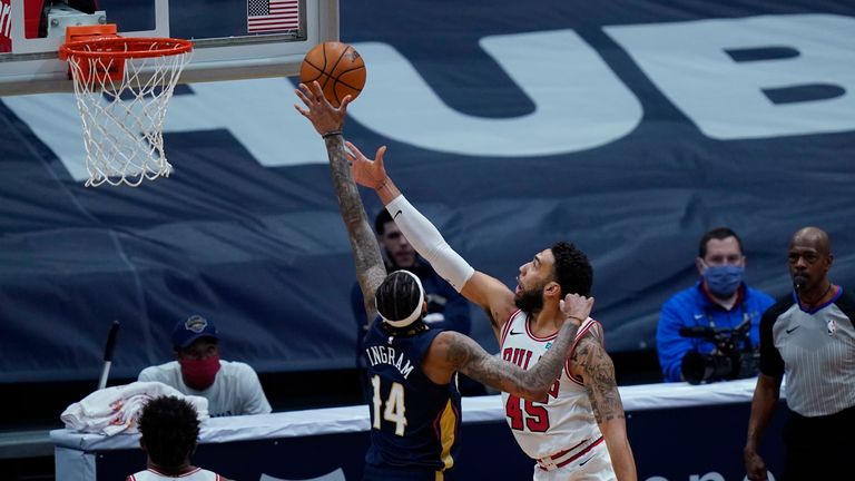 Chicago Bulls guard Denzel Valentine goes to the basket against New Orleans Pelicans forward Brandon Ingram
