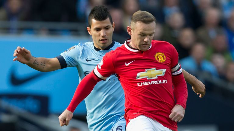 Manchester City&#39;s Sergio Aguero, left, fights for the ball against Manchester United&#39;s Wayne Rooney during their English Premier League soccer match at the Etihad Stadium, Manchester, England, Sunday Nov. 2, 2014. (AP Photo/Jon Super)