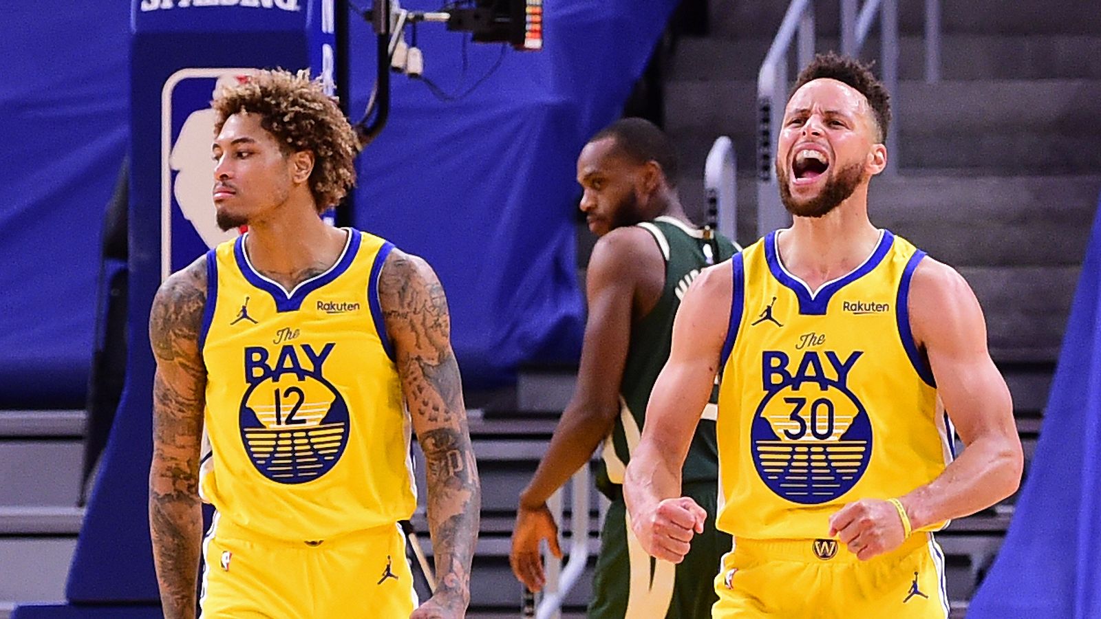 Warriors pull away on Stephen Curry's big night to win NBA