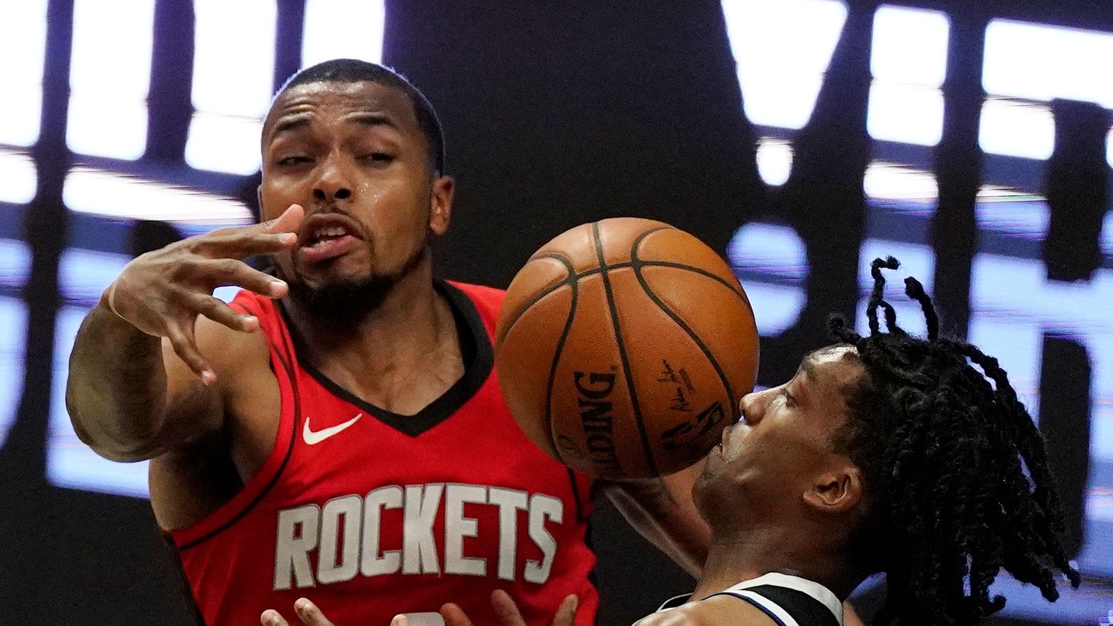 J. Rocket 2022. Los angeles clippers центровой. Nba live 09 россия. Лос анджелес клипперс хьюстон рокетс.