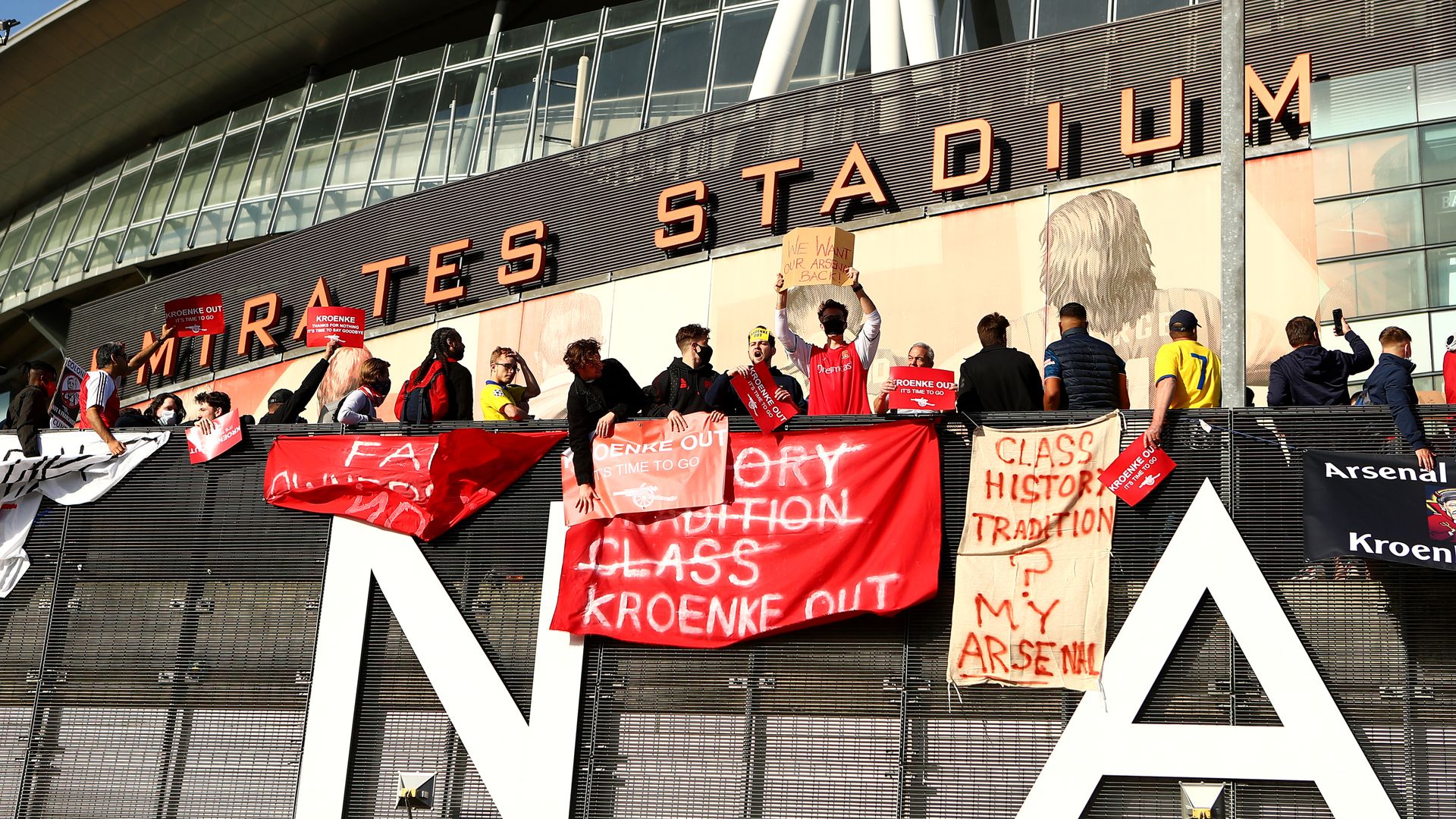 Spotify chief declares interest in buying Arsenal amid protests