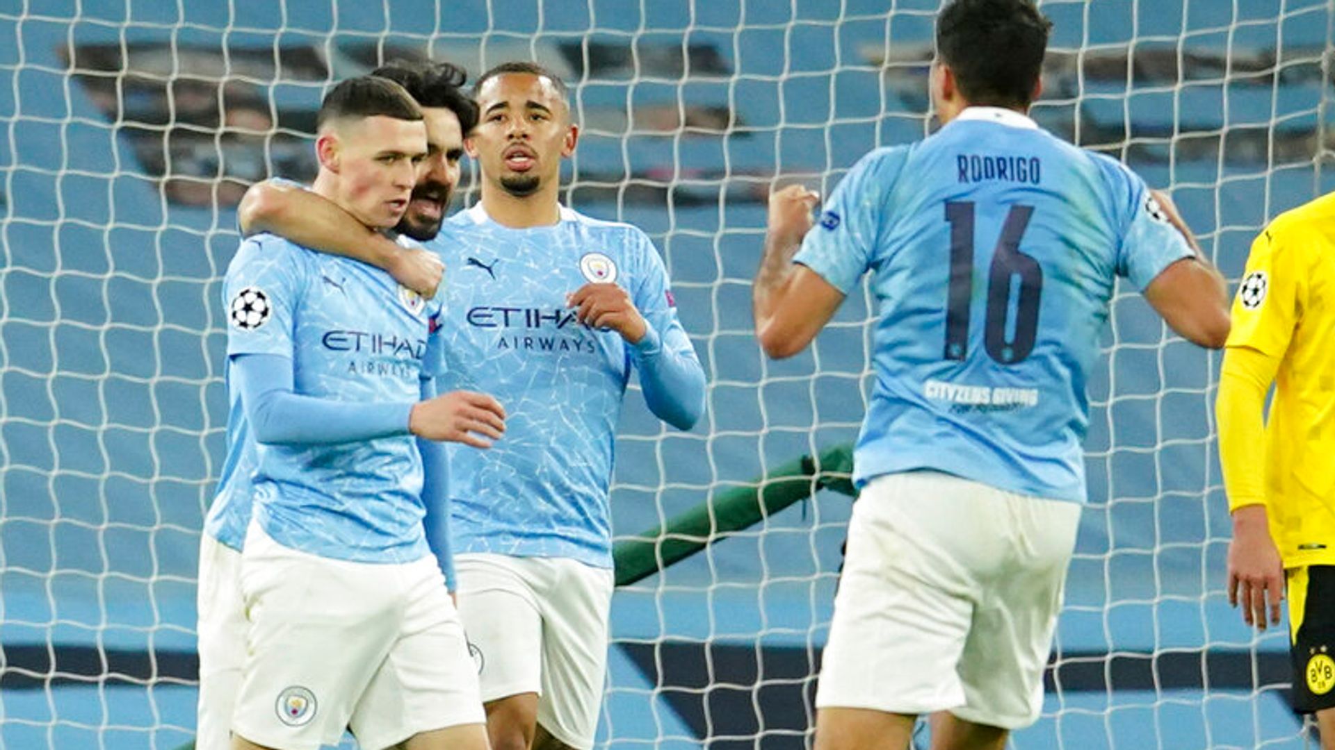 Foden snatches late winner as City edge Dortmund