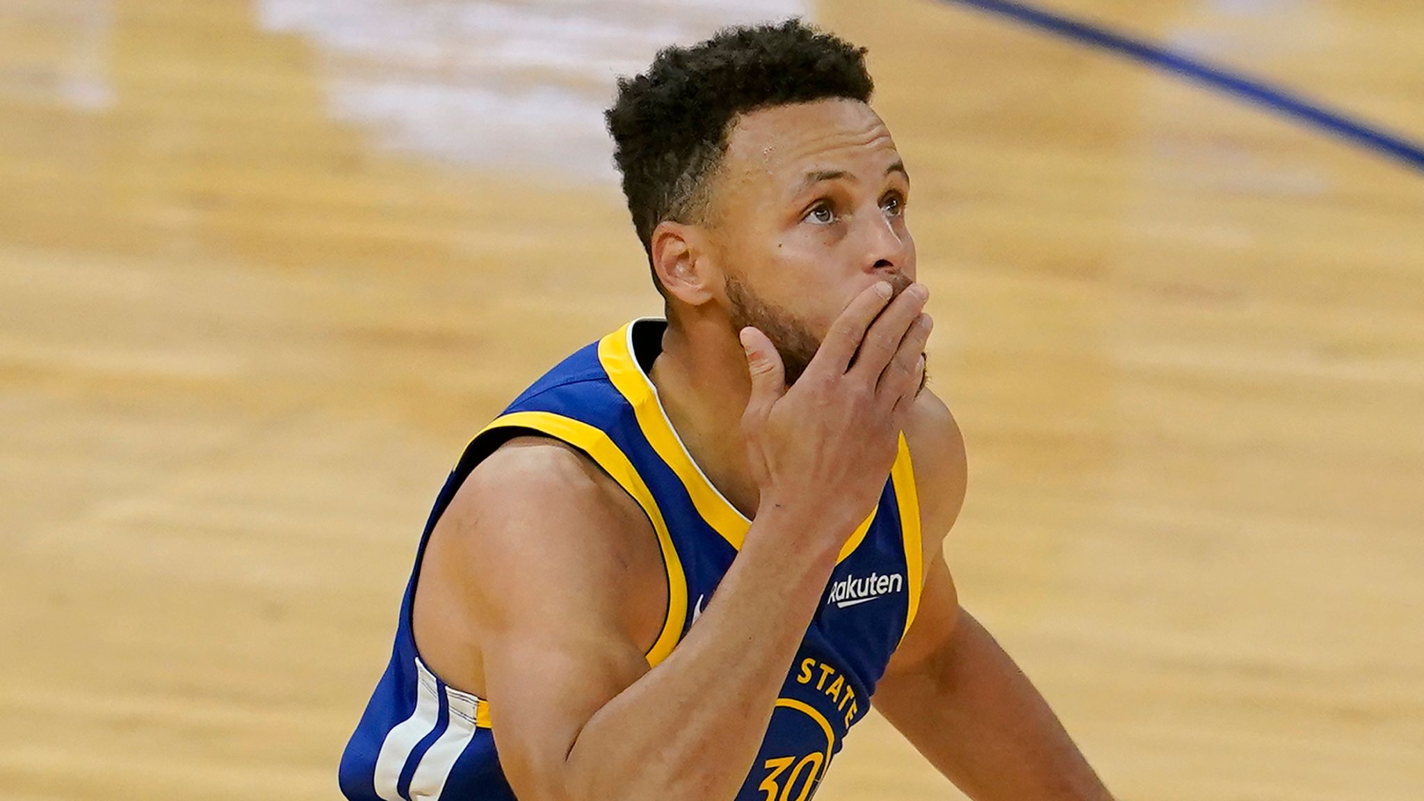 Watch Steph Curry's Ridiculous Pass To Draymond Green - Fastbreak