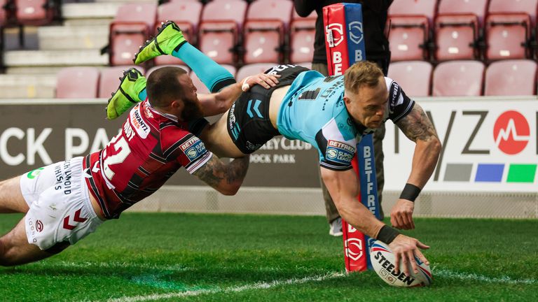 Picture by Alex Whitehead/SWpix.com - 29/04/2021 - Rugby League - Betfred Super League - Wigan Warriors v Hull FC - DW Stadium, Wigan, England - Hull FC's Adam Swift scores a try.