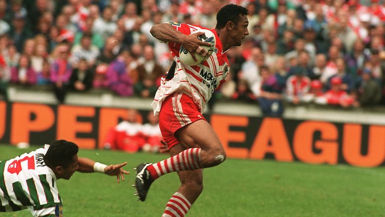 PA NEWS PHOTO 26/8/96 ALAN HUNTE SPRINTS AWAY FROM MAFI OF WARRINGTON TO SCORE FOR ST. HELENS AS THEY CLINCH VICTORY IN THE STONES SUPER LEAGUE