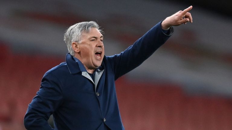 Carlo Ancelotti donne des instructions à ses joueurs vendredi soir