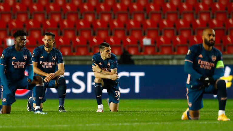 Los jugadores del Arsenal se arrodillaron antes del saque inicial