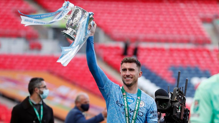 Emeric Laporte del Manchester City celebra la Copa AP