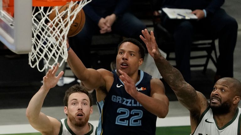 Memphis Grizzlies&#39; Desmond Bane shoots past Milwaukee Bucks&#39; P.J. Tucker and Pat Connaughton during the second half of an NBA basketball game Saturday, April 17, 2021, in Milwaukee. (AP Photo/Morry Gash)


