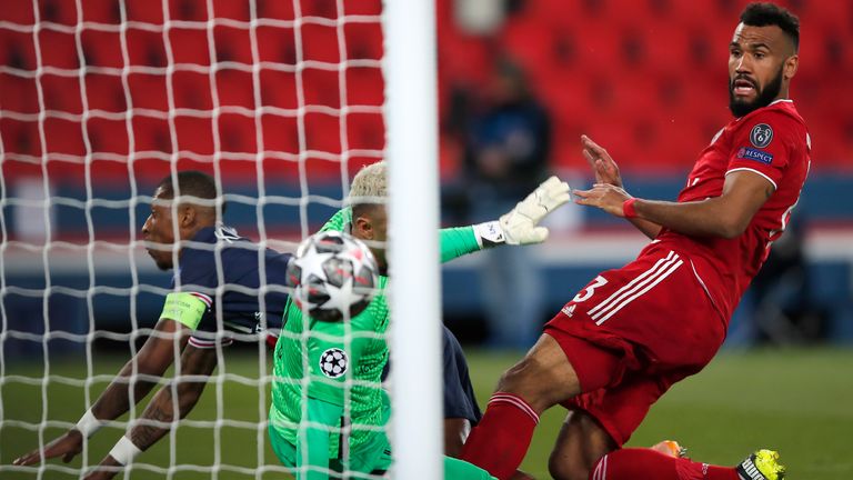 Eric Maxim Choupo-Moting du Bayern, à droite, marque le premier but de son équipe lors de la Ligue des champions, match retour, match de football quart de finale entre le Paris Saint Germain et le Bayern Munich au stade du Parc des Princes, à Paris, France, mardi 13 avril 2021. (AP Photo / Francois Mori)