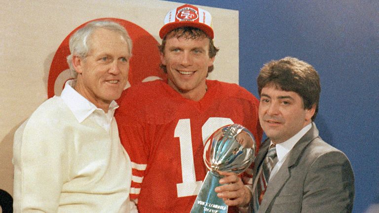 Уолш выиграл три Суперкубка в качестве главного тренера.  Здесь он с защитником Джо Монтана и владельцем San Francisco 49ers Эдвардом ДеБартоло-младшим.