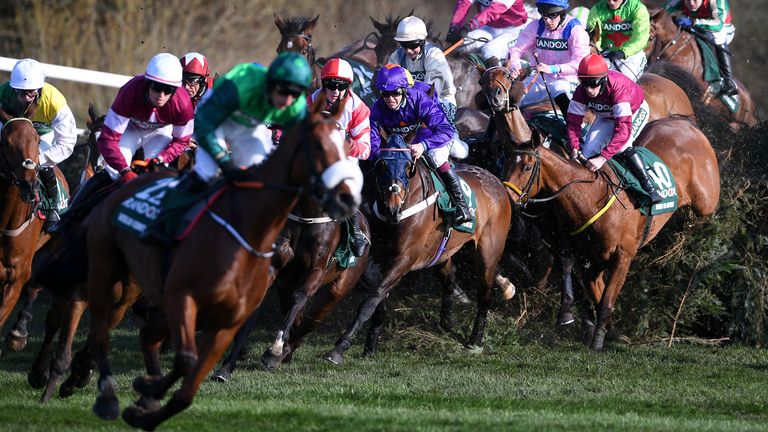 Runners and riders jump Canal Turn on the first time of asking during the 2018 National