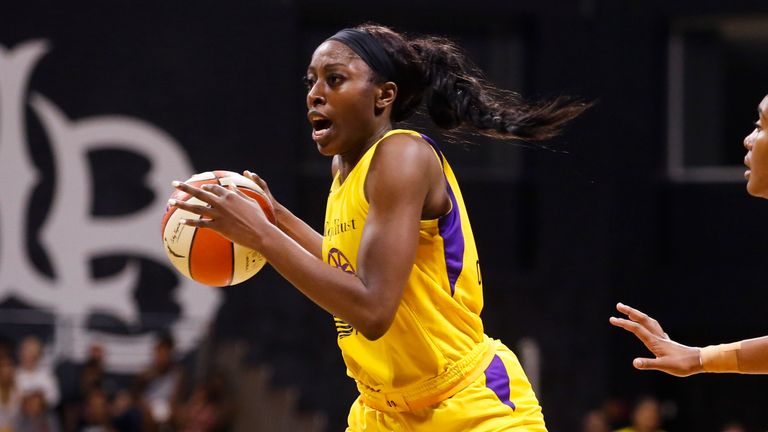 Los Ángeles Sparks '  Saini Okwumike (AP Photo / Ringo HWCU) hizo todo lo posible para redactar un equipo.