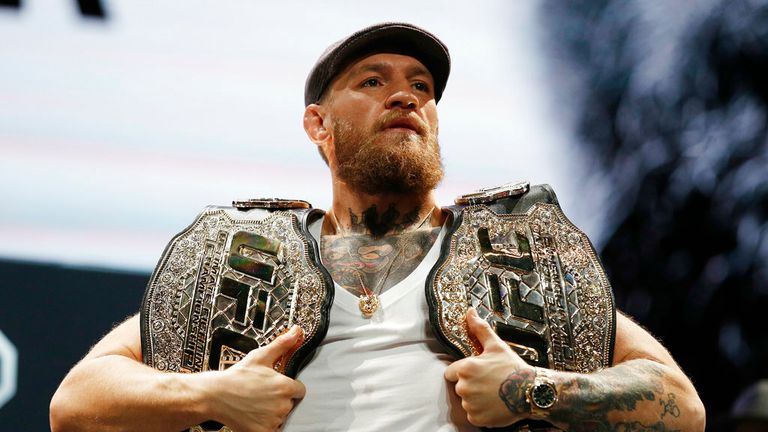 AP - Conor McGregor sostiene cinturones durante una conferencia de prensa para el UFC 229