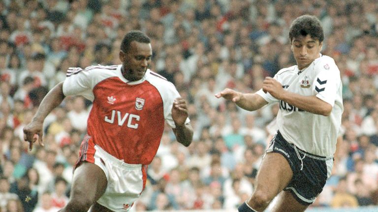 David Rocastle en action pour Arsenal contre ses rivaux du nord de Londres Tottenham en 1990