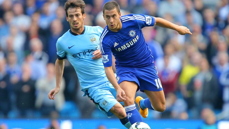 David Silva del Manchester City compitiendo por el balón con Eden Hazard del Chelsea en 2014