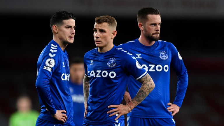 Un trio de joueurs d'Everton discute d'une situation de coup franc