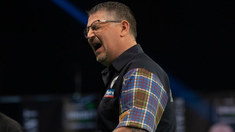 UNIBET PREMIER LEAGUE 2021.NIGHT1.MARSHALL ARENA,.MILTON KEYNES.PIC;LAWRENCE LUSTIG.GARY ANDERSON V JAMES WADE.GARY ANDERSON IN ACTION