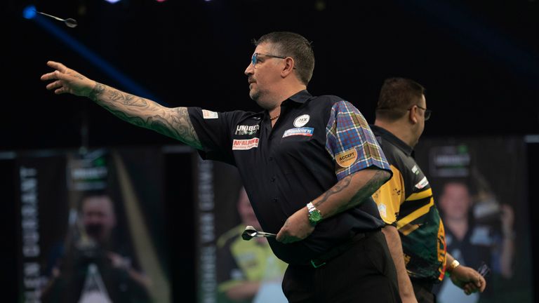 Gary Anderson in action at the 2021 Premier League 
