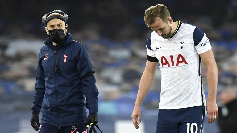 Harry Kane limps off the field at Goodison Park