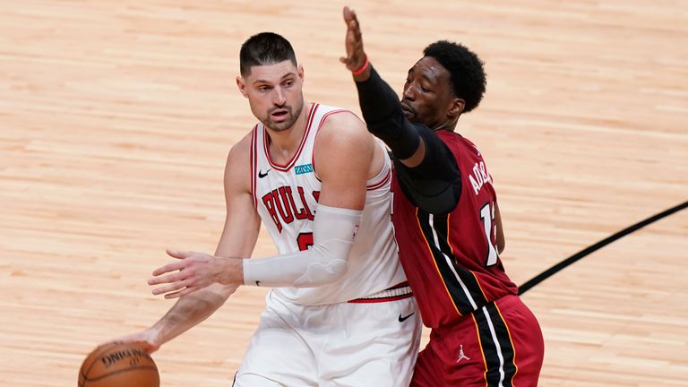 El pívot de los Miami Heat, Bam Adebayo (13), defiende contra el pívot de los Chicago Bulls, Nikola Vucevic, durante la segunda mitad de un partido de baloncesto de la NBA, el sábado 24 de abril de 2021, en Miami.  (Foto AP / Marta Lavandier)