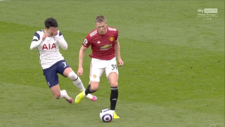 Heung-Min Son réagit après un affrontement avec Scott McTominay que l'arbitre Chris Kavanagh a rétrospectivement statué sur une faute après s'être rendu au moniteur de terrain