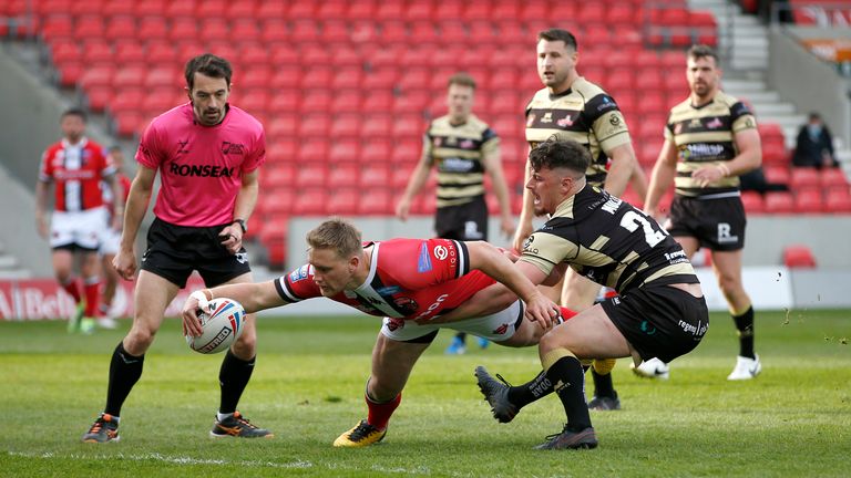 James Greenwood scores Salford's first try