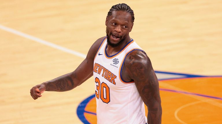 El alero de los New York Knicks, Julius Randle, reacciona durante la segunda mitad del partido de baloncesto de la NBA del equipo contra los Washington Wizards