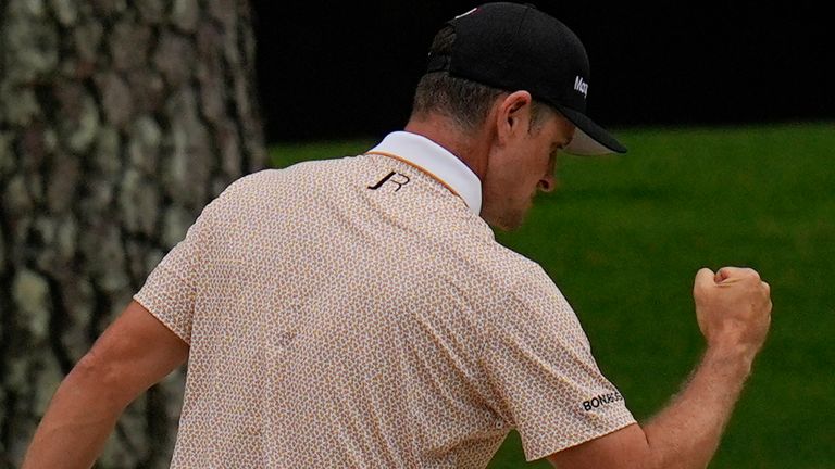 Justin Rose a produit un affichage de combat sur le neuf arrière pour obtenir un niveau par 72 et rester en lice