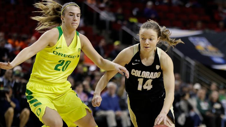 Leonard drives around former Oregon and now-New York Liberty guard Sabrina Ionescu in the quarter-finals of the Pac-12 Conference women's tournament in 2018. (AP Photo/Ted S. Warren)