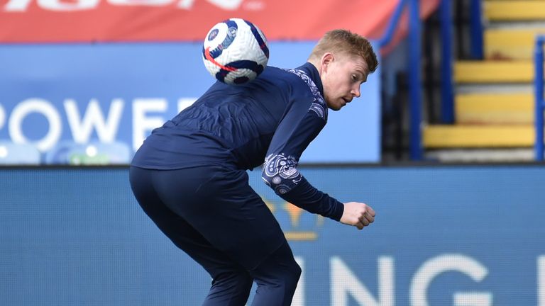 De Bruyne controls the ball on his back during the warm-up
