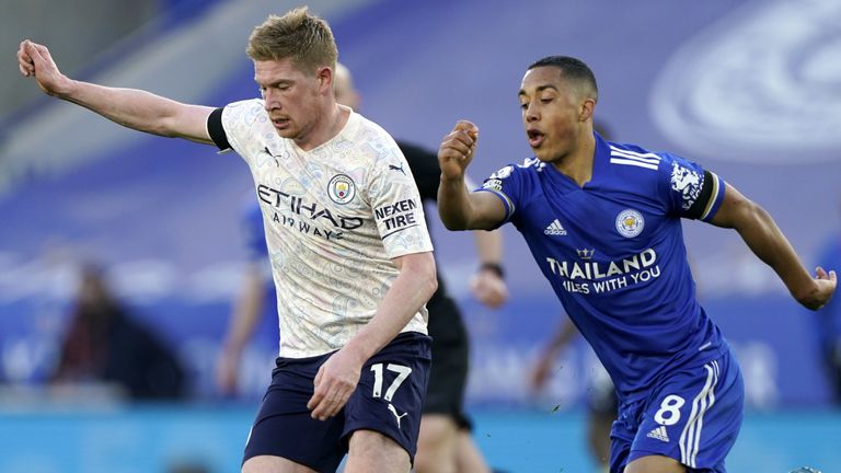 Youri Tielemans looks to get close to his compatriot De Bruyne