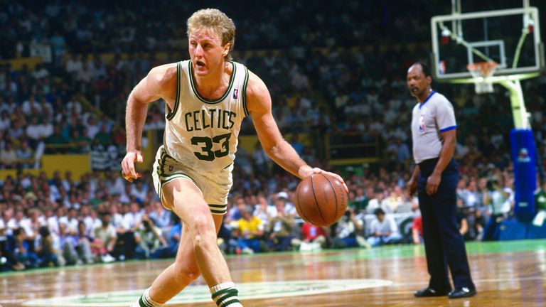 Larry Bird # 33 de los Boston Celtics dribla el balón contra Los Angeles Lakers durante las Finales de la NBA de junio de 1987 en el Boston Garden en Boston Massachusetts.  Los Lakers ganaron la final 4 juegos a 2. (Foto de Focus on Sport / Getty Images)