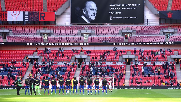 Les 4000 supporters à l'intérieur de Wembley observent une minute de silence pour se souvenir de Son Altesse Royale le prince Philip, duc d'Édimbourg