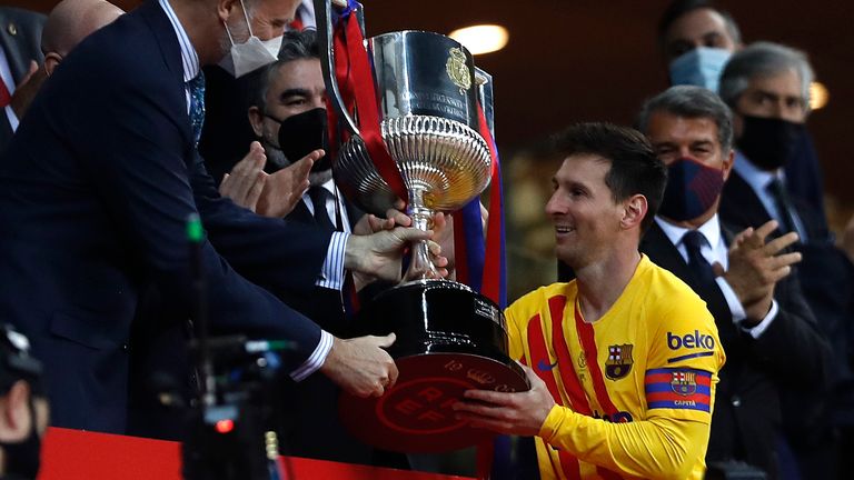 Lionel Messi recibe la Copa del Rey tras la victoria por 4-0 del Barcelona