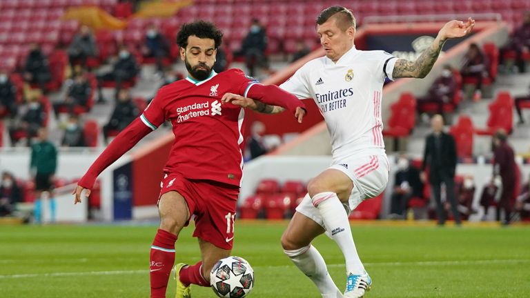Mohamed Salah, left, fights for the ball with Real Madrid&#39;s Toni Kroos