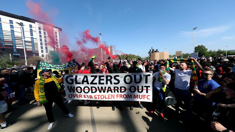 Des centaines de fans de Manchester United rassemblés à l'extérieur d'Old Trafford samedi