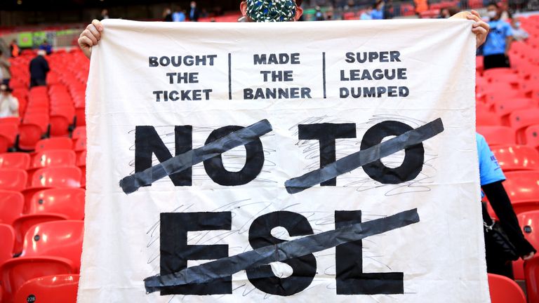 Manchester City v Tottenham Hotspur - Finale de la Coupe du Carabao - Stade de Wembley Un fan dans les gradins brandit une bannière pour protester contre la Super League européenne avant la finale de la Coupe du Carabao au stade de Wembley, Londres.  Date de la photo: dimanche 25 avril 2021.