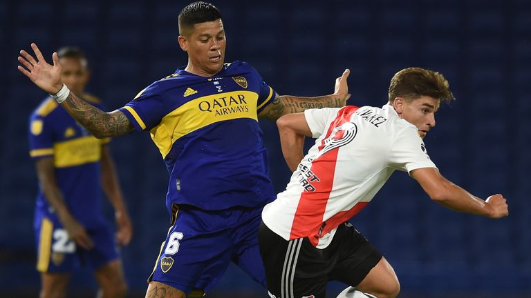 El domingo 14 de marzo de 2023, durante un partido de fútbol de la liga local en el Estadio Pamponora de Buenos Aires, Argentina, Marcos Rojo de Boca Juniors se enfrentó al balón de Julián Álvarez de la izquierda, River Plate.  (Via Marcelo Endelli / Pool AB)