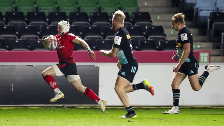  Michael Lowry of Ulster on the way to scoring his side's fourth try