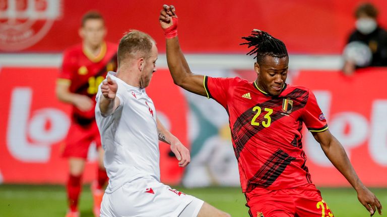 باتشواي (يمين) يسجل في فوز بلجيكا 8-0 على بيلاروسيا في تصفيات كأس العالم 2022.