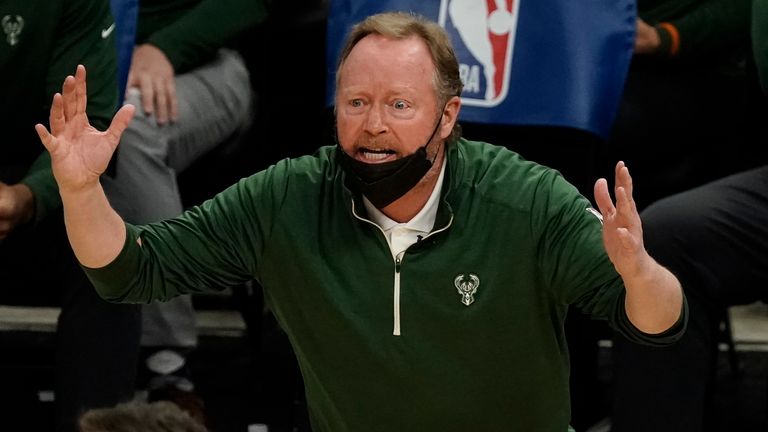 El entrenador en jefe de los Milwaukee Bucks, Mike Budenholzer, reacciona a una llamada durante la segunda mitad de un juego de baloncesto de la NBA contra los Toronto Raptors el jueves 18 de febrero de 2021 en Milwaukee.  (Foto AP / Morry Gash)